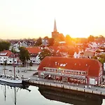 Romantische Am Hafen Mit Gratis Bettwaesche-paket Und Terrasse Апартаменты *