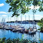 Romantische Am Hafen Mit Gratis Bettwaesche-paket Und Terrasse Апартаменты